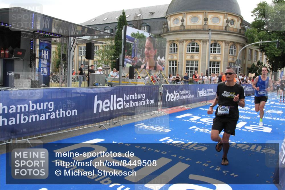 29.06.2025 - hella hamburg halbmarathon Michael Strokosch http://msf.ph/oto/8449508 29.06.2025 10:29:22 Ziel 2075, 8975, 9571, 12287, 12337, 13838, 14164, 14395 meine-sportfotos.de