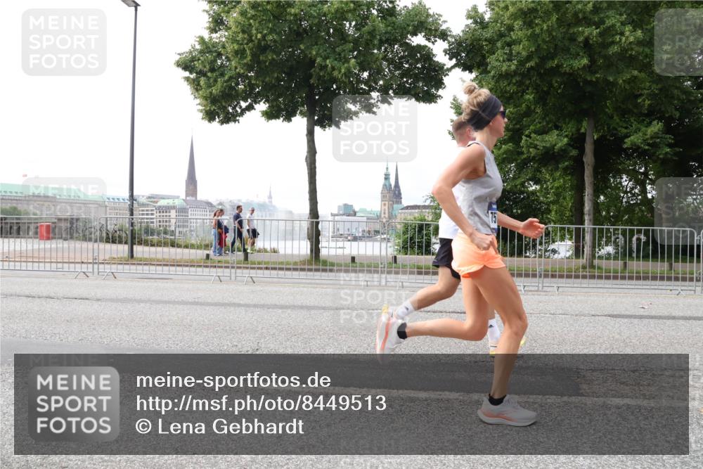29.06.2025 - hella hamburg halbmarathon Lena Gebhardt http://msf.ph/oto/8449513 29.06.2025 10:30:41 Lombardsbrücke 75, 1059, 1472, 1647, 2268, 2505, 2569, 2754, 2755, 2901, 3131, 3281, 4198, 4575, 4819, 6344, 6556, 7071, 7120, 9830, 10880, 11981, 11984, 12349, 12350, 12460, 12461, 12504, 12687, 12688, 13418, 14095, 14216, 14421, 14803, 15299, 15757, 15789, 15938, 16504, 16791, 16864, 17742, 18046, 18362, 18671, 18795, 18860 meine-sportfotos.de