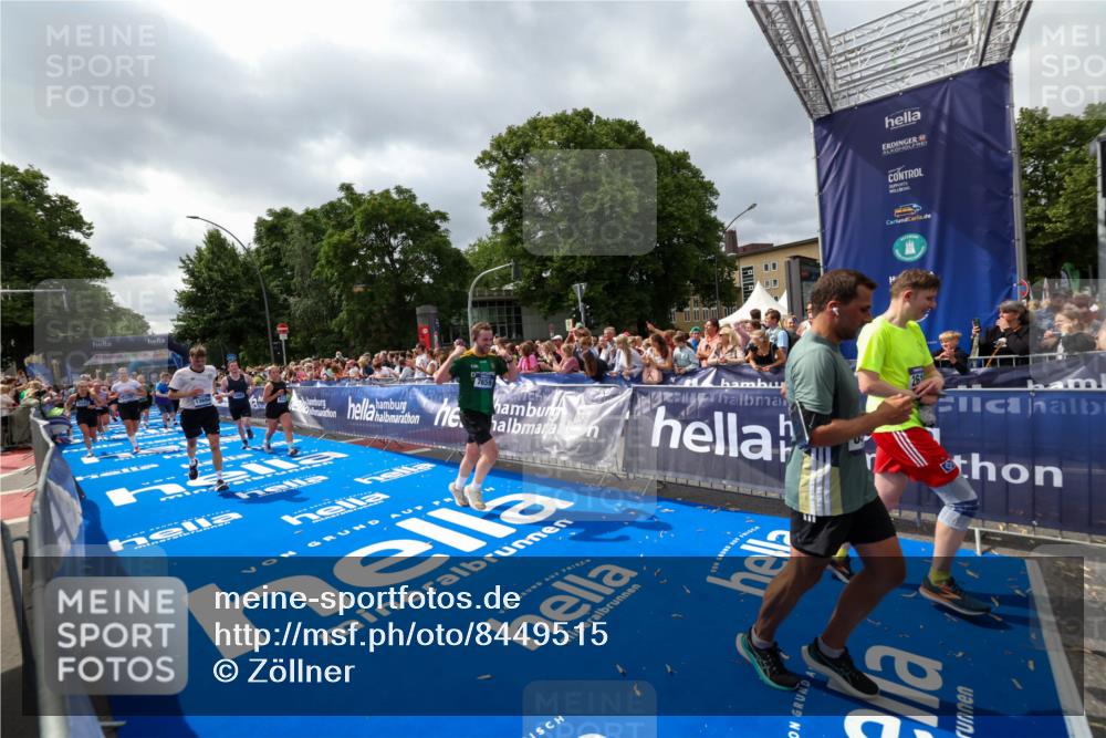 29.06.2025 - hella hamburg halbmarathon Zöllner http://msf.ph/oto/8449515 29.06.2025 10:58:44 Ziel 1319, 2619, 2656, 5675, 6592, 6595, 7659, 8322, 8929, 10943, 11605, 11846, 12862, 13512, 13694, 13880, 14266, 14902, 15197, 16189, 17839, 18501, 18587 meine-sportfotos.de