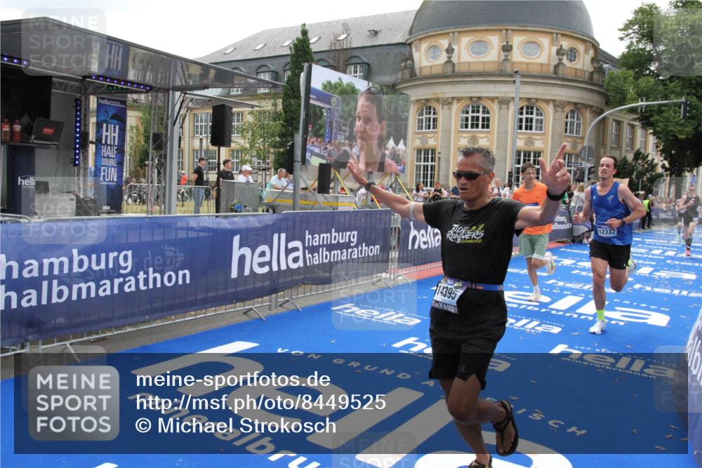 29.06.2025 - hella hamburg halbmarathon Michael Strokosch http://msf.ph/oto/8449525 29.06.2025 10:29:23 Ziel 2075, 8975, 9571, 12287, 12337, 13838, 14164, 14395, 19203 meine-sportfotos.de