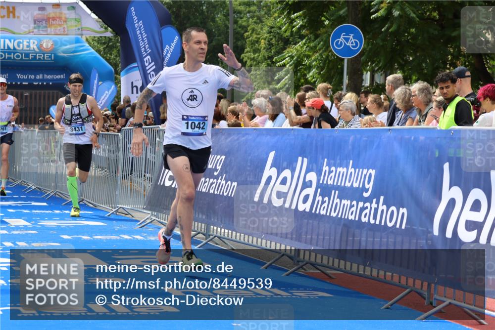 29.06.2025 - hella hamburg halbmarathon Strokosch-Dieckow http://msf.ph/oto/8449539 29.06.2025 10:38:20 Ziel 1042, 1688, 1710, 2745, 2849, 3014, 3431, 3790, 6095, 7110, 8002, 14688, 14992, 16075, 16280, 18584, 18761 meine-sportfotos.de