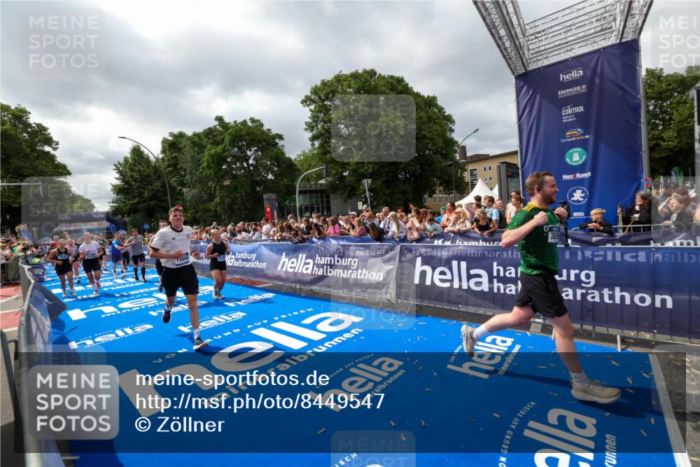 29.06.2025 - hella hamburg halbmarathon Zöllner http://msf.ph/oto/8449547 29.06.2025 10:58:45 Ziel 1319, 2656, 5675, 6592, 7659, 8322, 8929, 10943, 11605, 11846, 12862, 13512, 13694, 13880, 14266, 14902, 15197, 16189, 17839, 18587 meine-sportfotos.de