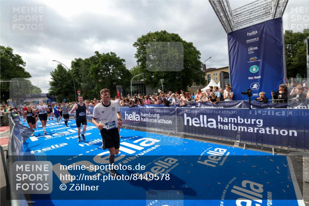 29.06.2025 - hella hamburg halbmarathon Zöllner http://msf.ph/oto/8449578 29.06.2025 10:58:45 Ziel 1319, 2656, 5675, 6592, 7659, 8322, 8929, 10943, 11605, 11846, 12862, 13512, 13694, 13880, 14266, 14902, 15197, 16189, 17839, 18587 meine-sportfotos.de