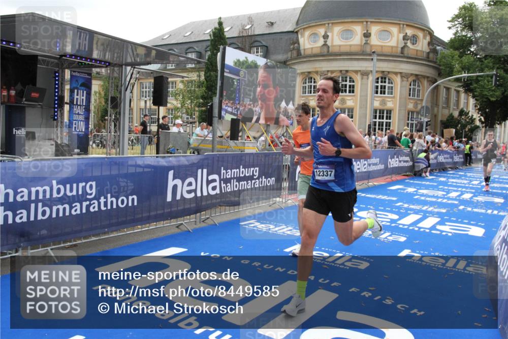 29.06.2025 - hella hamburg halbmarathon Michael Strokosch http://msf.ph/oto/8449585 29.06.2025 10:29:23 Ziel 2075, 8975, 9571, 12287, 12337, 13838, 14164, 14395, 19203 meine-sportfotos.de