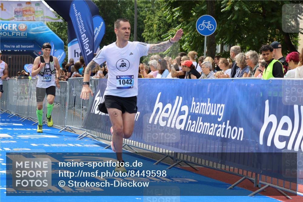29.06.2025 - hella hamburg halbmarathon Strokosch-Dieckow http://msf.ph/oto/8449598 29.06.2025 10:38:21 Ziel 1042, 1688, 1710, 2745, 3014, 3431, 3790, 6095, 7110, 8002, 8571, 14992, 16075, 16280, 18357, 18584, 18761 meine-sportfotos.de