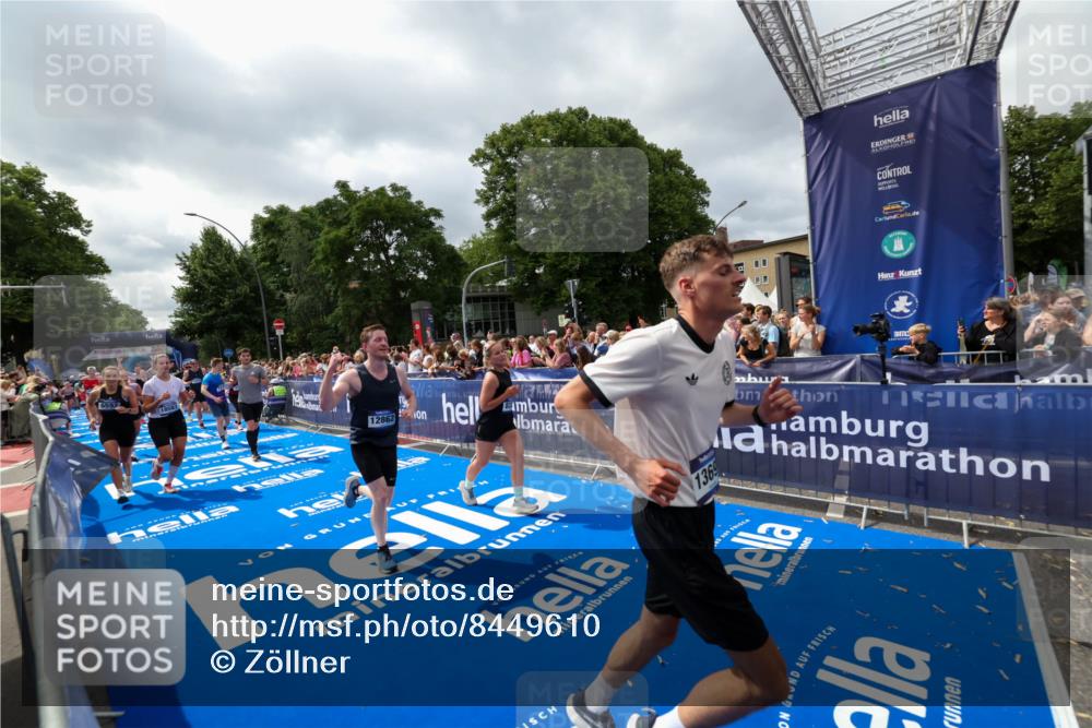 29.06.2025 - hella hamburg halbmarathon Zöllner http://msf.ph/oto/8449610 29.06.2025 10:58:46 Ziel 1319, 2656, 2840, 5675, 6592, 8322, 8929, 10943, 11605, 11846, 12862, 13512, 13694, 13880, 14266, 14902, 15197, 16189, 17839, 18587 meine-sportfotos.de