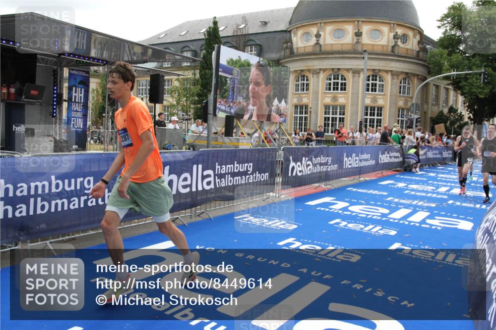 29.06.2025 - hella hamburg halbmarathon Michael Strokosch http://msf.ph/oto/8449614 29.06.2025 10:29:24 Ziel 2075, 8975, 9571, 12287, 12337, 13838, 14164, 14395, 15880, 18737, 19203 meine-sportfotos.de