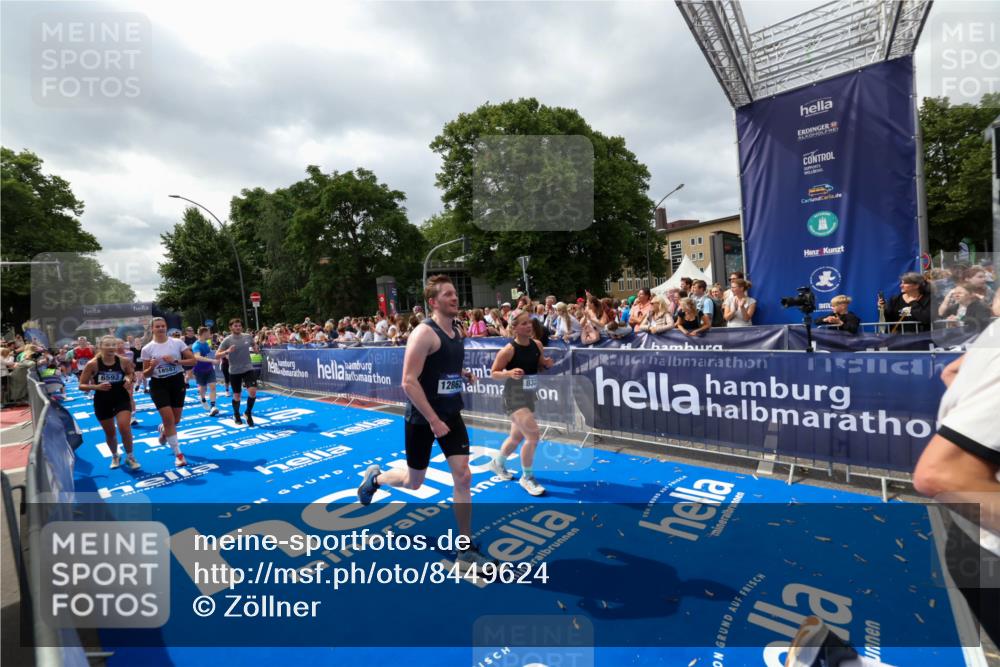29.06.2025 - hella hamburg halbmarathon Zöllner http://msf.ph/oto/8449624 29.06.2025 10:58:46 Ziel 1319, 2656, 2840, 5675, 6592, 8322, 8929, 10943, 11605, 11846, 12862, 13512, 13694, 13880, 14266, 14902, 15197, 16189, 17839, 18587 meine-sportfotos.de