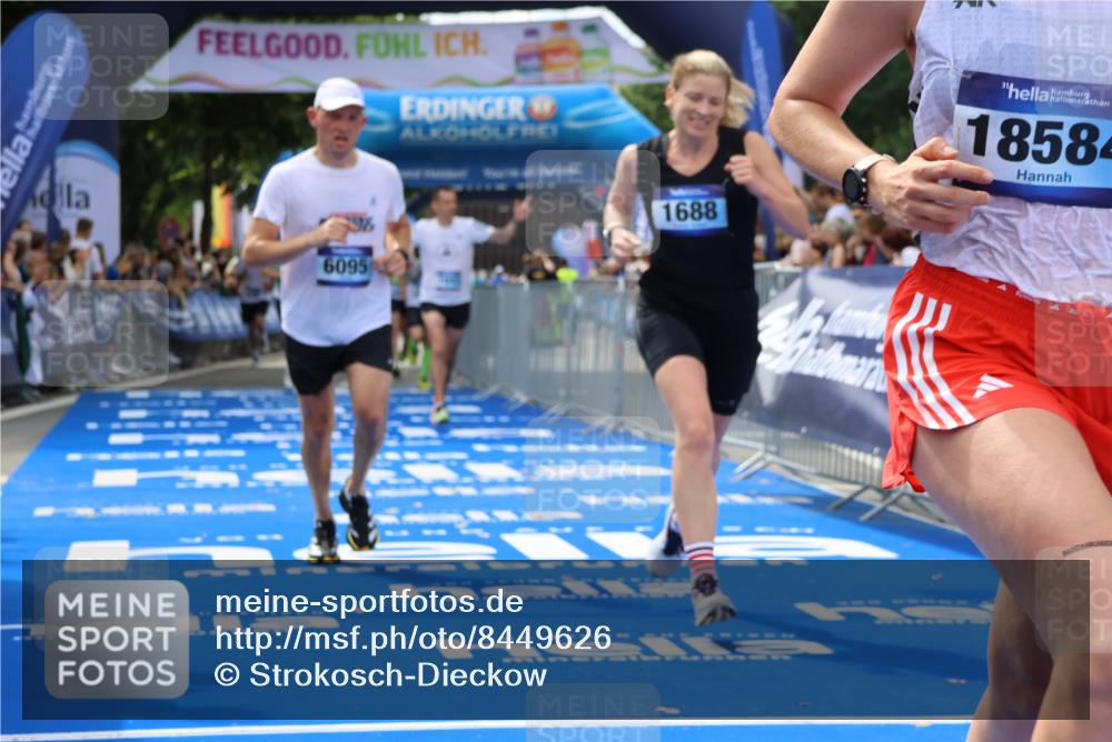 29.06.2025 - hella hamburg halbmarathon Strokosch-Dieckow http://msf.ph/oto/8449626 29.06.2025 10:38:17 Ziel 1042, 1688, 2849, 3431, 5091, 6095, 7110, 7743, 8002, 14688, 14992, 16075, 18584, 18761 meine-sportfotos.de