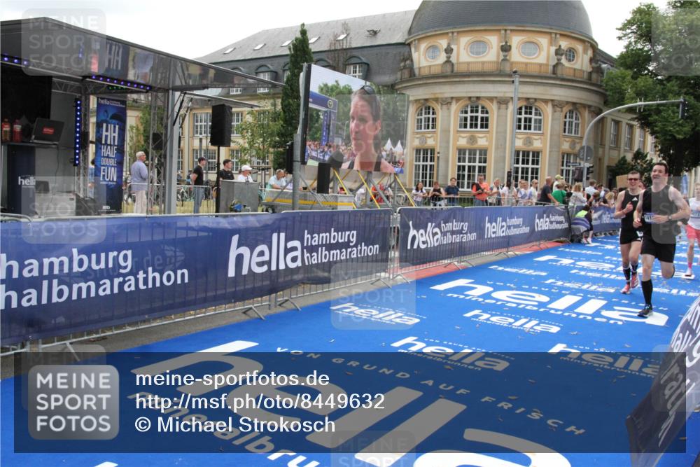 29.06.2025 - hella hamburg halbmarathon Michael Strokosch http://msf.ph/oto/8449632 29.06.2025 10:29:25 Ziel 2075, 8975, 9571, 10156, 12234, 12287, 12337, 13838, 14164, 14395, 15880, 18737, 19203 meine-sportfotos.de
