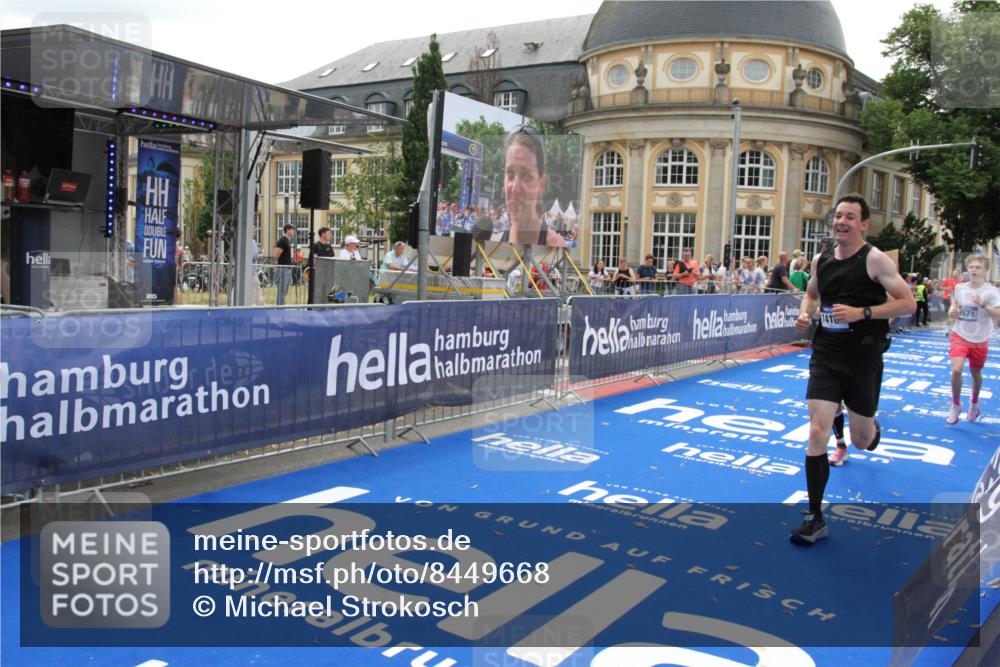 29.06.2025 - hella hamburg halbmarathon Michael Strokosch http://msf.ph/oto/8449668 29.06.2025 10:29:25 Ziel 2075, 8975, 9571, 10156, 12234, 12287, 12337, 13838, 14164, 14395, 15880, 18737, 19203 meine-sportfotos.de