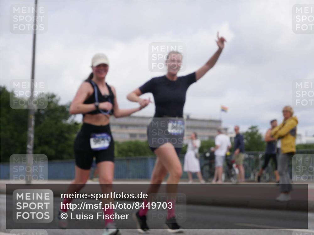 29.06.2025 - hella hamburg halbmarathon Luisa Fischer http://msf.ph/oto/8449703 29.06.2025 10:31:46 Kennedybrücke 9859, 2688, 3731, 5604, 7169, 9642, 9653, 9654, 9716 meine-sportfotos.de