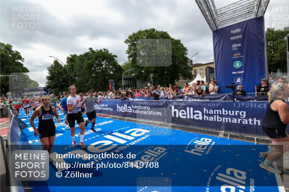 29.06.2025 - hella hamburg halbmarathon Zöllner http://msf.ph/oto/8449708 29.06.2025 10:58:47 Ziel 1319, 2488, 2656, 2840, 5675, 6592, 6720, 8322, 8929, 10539, 10943, 11605, 11846, 12862, 13512, 13880, 14266, 14902, 14965, 15197, 16189, 17630, 17839, 18587 meine-sportfotos.de