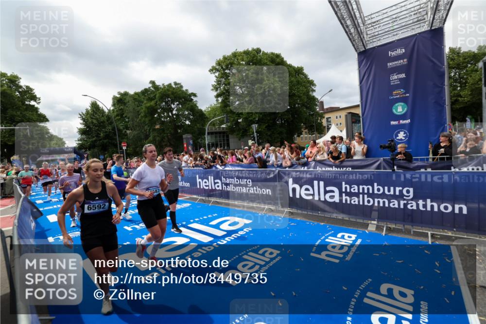 29.06.2025 - hella hamburg halbmarathon Zöllner http://msf.ph/oto/8449735 29.06.2025 10:58:47 Ziel 1319, 2488, 2656, 2840, 5675, 6592, 6720, 8322, 8929, 10539, 10943, 11605, 11846, 12862, 13512, 13880, 14266, 14902, 14965, 15197, 16189, 17630, 17839, 18587 meine-sportfotos.de