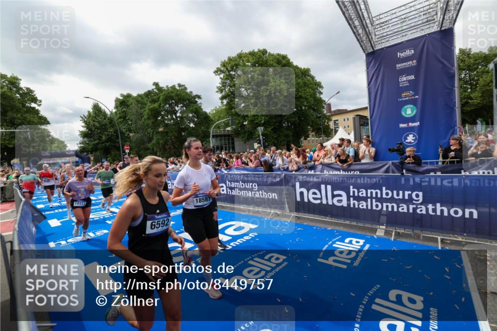 29.06.2025 - hella hamburg halbmarathon Zöllner http://msf.ph/oto/8449757 29.06.2025 10:58:48 Ziel 1319, 2488, 2656, 2840, 5277, 5675, 6592, 6720, 8929, 10539, 10943, 11605, 11846, 13512, 13880, 14266, 14902, 14965, 15197, 16189, 17405, 17630, 17839, 18232, 18587, 18954 meine-sportfotos.de