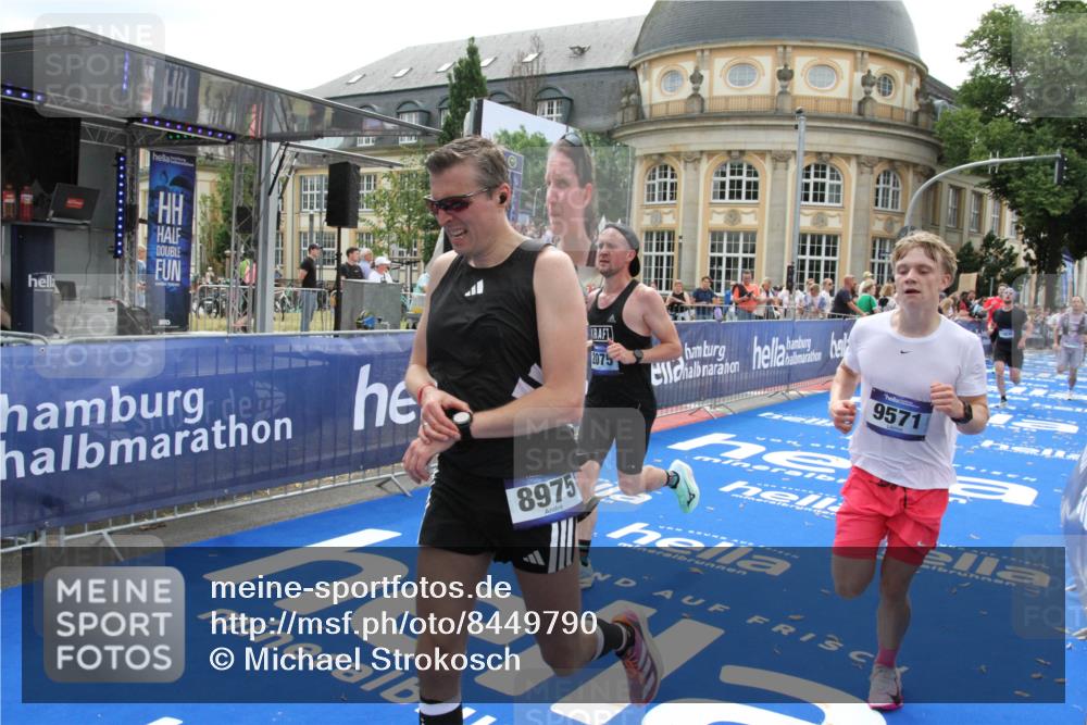 29.06.2025 - hella hamburg halbmarathon Michael Strokosch http://msf.ph/oto/8449790 29.06.2025 10:29:27 Ziel 2075, 8975, 9571, 10156, 12234, 13838, 14164, 15880, 16118, 18737, 19203 meine-sportfotos.de
