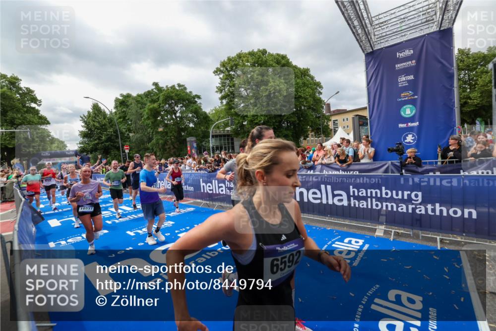 29.06.2025 - hella hamburg halbmarathon Zöllner http://msf.ph/oto/8449794 29.06.2025 10:58:48 Ziel 1319, 2488, 2656, 2840, 5277, 5675, 6592, 6720, 8929, 10539, 10943, 11605, 11846, 13512, 13880, 14266, 14902, 14965, 15197, 16189, 17405, 17630, 17839, 18232, 18587, 18954 meine-sportfotos.de