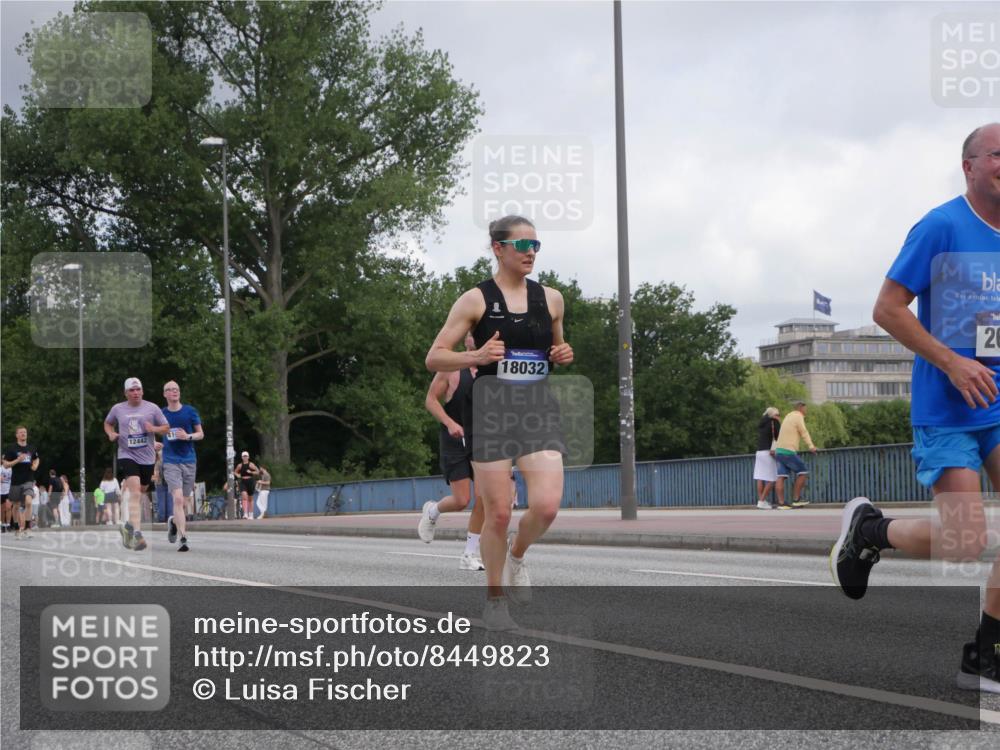 29.06.2025 - hella hamburg halbmarathon Luisa Fischer http://msf.ph/oto/8449823 29.06.2025 10:31:51 Kennedybrücke 12442, 18032, 26, 2688, 3731, 4161, 5718, 7169, 8056, 10434, 10808 meine-sportfotos.de