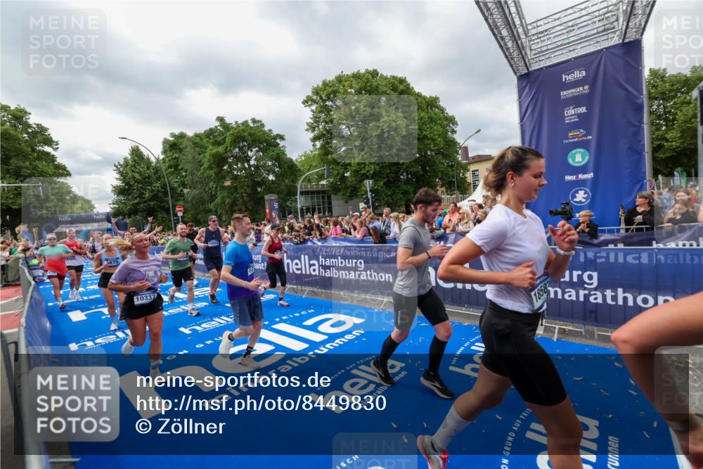 29.06.2025 - hella hamburg halbmarathon Zöllner http://msf.ph/oto/8449830 29.06.2025 10:58:48 Ziel 1319, 2488, 2656, 2840, 5277, 5675, 6592, 6720, 8929, 10539, 10943, 11605, 11846, 13512, 13880, 14266, 14902, 14965, 15197, 16189, 17405, 17630, 17839, 18232, 18587, 18954 meine-sportfotos.de