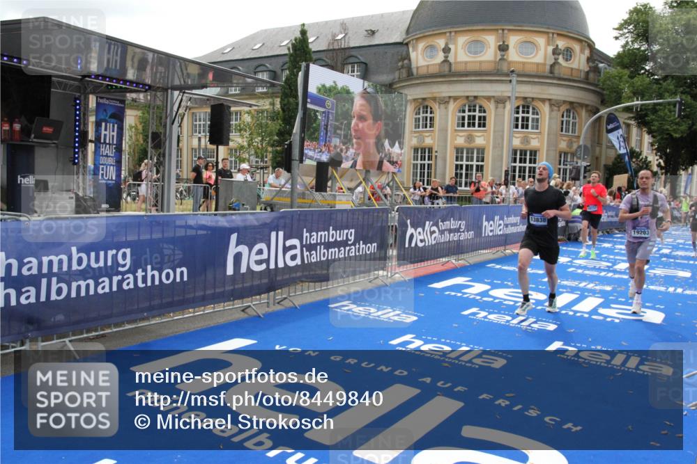 29.06.2025 - hella hamburg halbmarathon Michael Strokosch http://msf.ph/oto/8449840 29.06.2025 10:29:29 Ziel 2021, 2075, 2180, 8975, 9137, 9571, 10156, 10790, 12234, 13838, 15880, 16118, 17197, 18737, 19203 meine-sportfotos.de