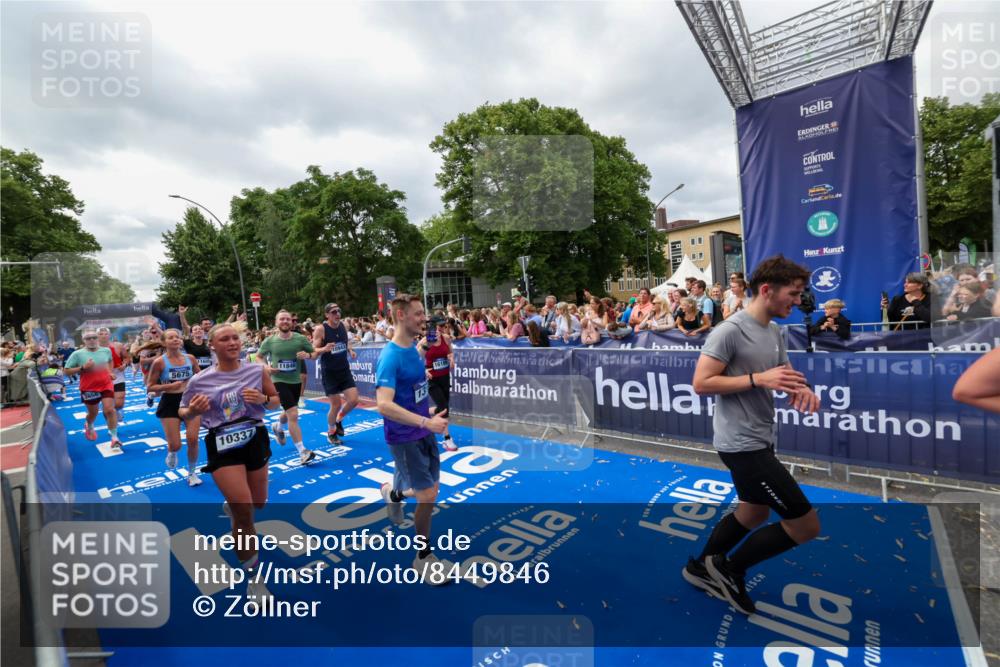 29.06.2025 - hella hamburg halbmarathon Zöllner http://msf.ph/oto/8449846 29.06.2025 10:58:49 Ziel 1319, 2488, 2656, 2840, 5277, 5675, 6720, 8929, 10268, 10539, 10943, 11605, 11846, 13512, 13880, 14266, 14902, 14965, 15197, 16189, 17405, 17630, 17839, 18232, 18587, 18954 meine-sportfotos.de