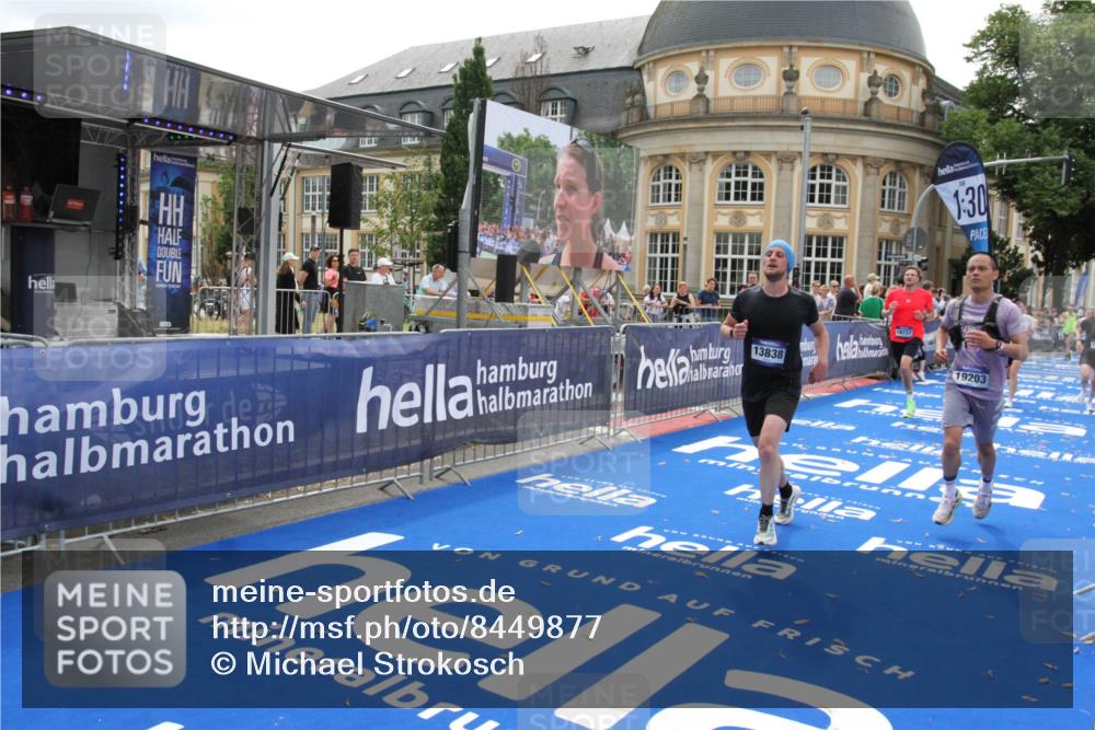 29.06.2025 - hella hamburg halbmarathon Michael Strokosch http://msf.ph/oto/8449877 29.06.2025 10:29:29 Ziel 2021, 2075, 2180, 8975, 9137, 9571, 10156, 10790, 12234, 13838, 15880, 16118, 17197, 18737, 19203 meine-sportfotos.de