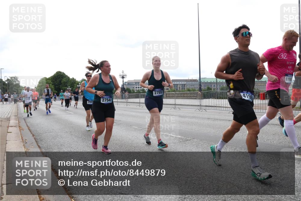 29.06.2025 - hella hamburg halbmarathon Lena Gebhardt http://msf.ph/oto/8449879 29.06.2025 10:30:45 Lombardsbrücke 1420, 2754, 2569, 2755, 41, 98, 32, 1198, 1059, 1472, 1647, 2097, 2268, 2505, 2569, 2754, 2755, 2901, 3131, 3281, 4198, 4575, 4819, 6344, 6556, 6620, 7071, 7120, 7351, 8757, 9576, 9830, 10880, 10989, 11981, 11984, 12349, 12350, 12384, 12460, 12461, 12687, 12688, 13418, 14095, 14216, 14421, 14803, 15299, 15466, 15757, 15789, 15938, 16504, 16791, 16864, 17742, 17966, 18362, 18795, 18860, 19052 meine-sportfotos.de