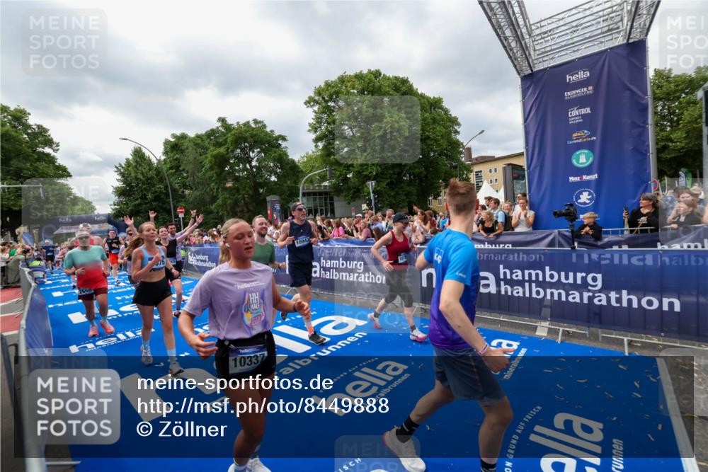 29.06.2025 - hella hamburg halbmarathon Zöllner http://msf.ph/oto/8449888 29.06.2025 10:58:49 Ziel 1319, 2488, 2656, 2840, 5277, 5675, 6720, 8929, 10268, 10539, 10943, 11605, 11846, 13512, 13880, 14266, 14902, 14965, 15197, 16189, 17405, 17630, 17839, 18232, 18587, 18954 meine-sportfotos.de