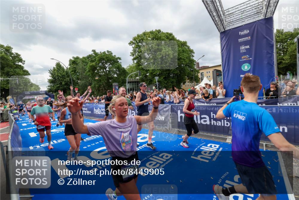29.06.2025 - hella hamburg halbmarathon Zöllner http://msf.ph/oto/8449905 29.06.2025 10:58:49 Ziel 1319, 2488, 2656, 2840, 5277, 5675, 6720, 8929, 10268, 10539, 10943, 11605, 11846, 13512, 13880, 14266, 14902, 14965, 15197, 16189, 17405, 17630, 17839, 18232, 18587, 18954 meine-sportfotos.de