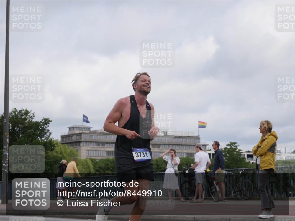 29.06.2025 - hella hamburg halbmarathon Luisa Fischer http://msf.ph/oto/8449910 29.06.2025 10:31:53 Kennedybrücke 3731, 2688, 3731, 4161, 5718, 7169, 8056, 10434, 10808 meine-sportfotos.de