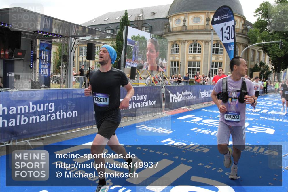 29.06.2025 - hella hamburg halbmarathon Michael Strokosch http://msf.ph/oto/8449937 29.06.2025 10:29:30 Ziel 2021, 2180, 9137, 10156, 10790, 12234, 13838, 15880, 16118, 17197, 18737, 19203 meine-sportfotos.de