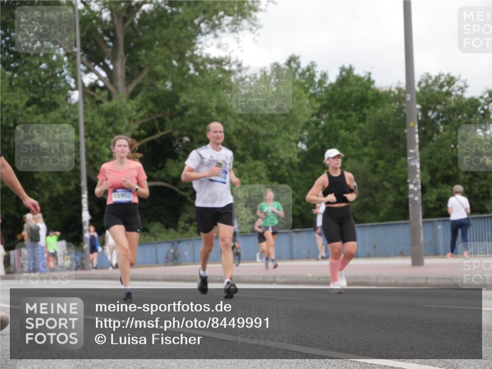 29.06.2025 - hella hamburg halbmarathon Luisa Fischer http://msf.ph/oto/8449991 29.06.2025 10:32:02 Kennedybrücke 15952, 6355, 5718, 8056, 10434, 10808 meine-sportfotos.de