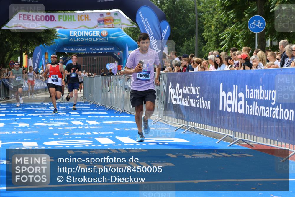 29.06.2025 - hella hamburg halbmarathon Strokosch-Dieckow http://msf.ph/oto/8450005 29.06.2025 10:38:09 Ziel 1688, 2849, 5091, 7743, 8002, 8091, 9944, 11049, 14274, 14688, 15382, 17623, 18584, 18986 meine-sportfotos.de