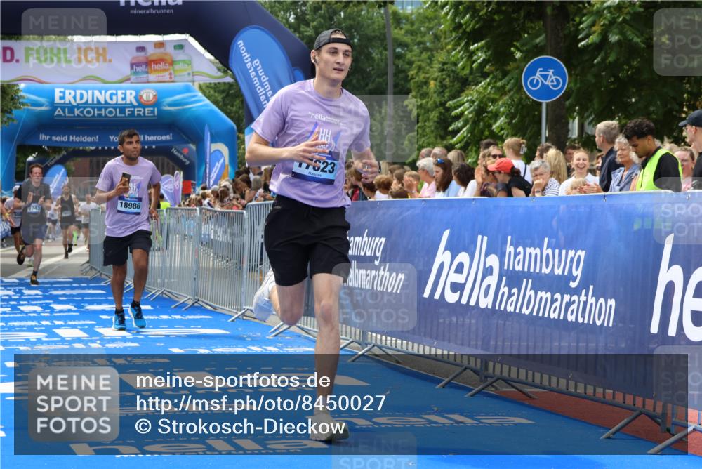 29.06.2025 - hella hamburg halbmarathon Strokosch-Dieckow http://msf.ph/oto/8450027 29.06.2025 10:38:08 Ziel 2849, 5091, 7743, 8002, 8091, 9944, 11049, 14274, 14688, 15382, 17623, 18584, 18986 meine-sportfotos.de