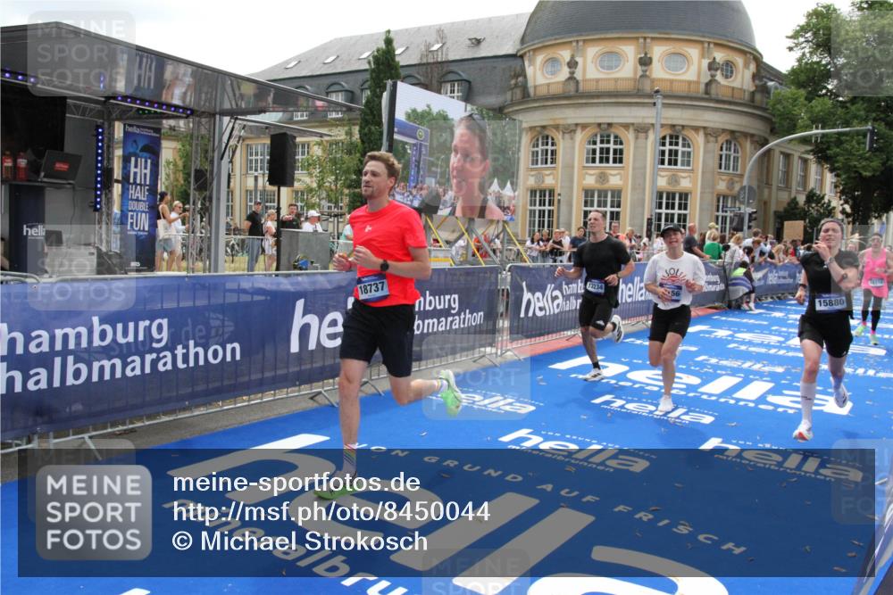 29.06.2025 - hella hamburg halbmarathon Michael Strokosch http://msf.ph/oto/8450044 29.06.2025 10:29:31 Ziel 2021, 2180, 9137, 10156, 10790, 12234, 13838, 15880, 16118, 17197, 18737, 19203 meine-sportfotos.de