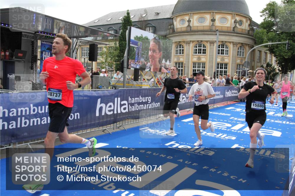 29.06.2025 - hella hamburg halbmarathon Michael Strokosch http://msf.ph/oto/8450074 29.06.2025 10:29:31 Ziel 2021, 2180, 9137, 10156, 10790, 12234, 13838, 15880, 16118, 17197, 18737, 19203 meine-sportfotos.de