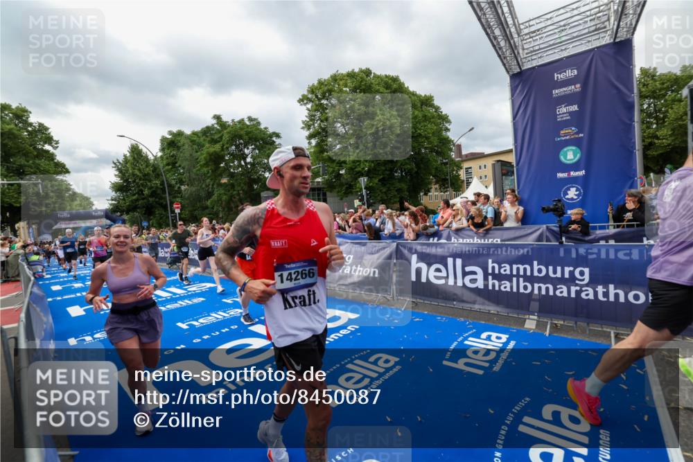 29.06.2025 - hella hamburg halbmarathon Zöllner http://msf.ph/oto/8450087 29.06.2025 10:58:52 Ziel 2159, 2488, 2840, 3859, 4833, 5277, 5675, 5885, 6720, 8807, 8929, 10268, 10539, 12734, 13512, 13880, 14266, 14673, 14902, 14965, 17405, 17630, 17839, 18232, 18954 meine-sportfotos.de