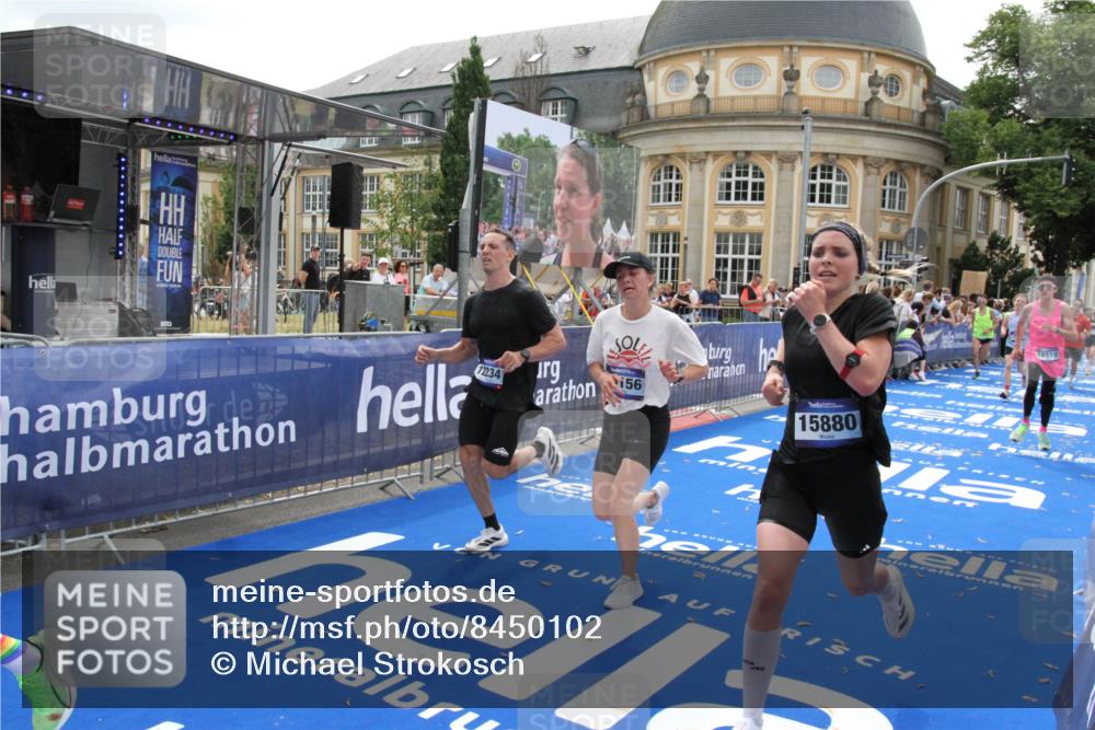 29.06.2025 - hella hamburg halbmarathon Michael Strokosch http://msf.ph/oto/8450102 29.06.2025 10:29:32 Ziel 2021, 2180, 8784, 9137, 10156, 10790, 12234, 15880, 16118, 17197, 18737, 19203 meine-sportfotos.de