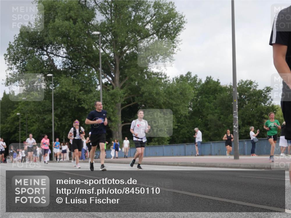 29.06.2025 - hella hamburg halbmarathon Luisa Fischer http://msf.ph/oto/8450110 29.06.2025 10:32:06 Kennedybrücke 2010, 5847 meine-sportfotos.de