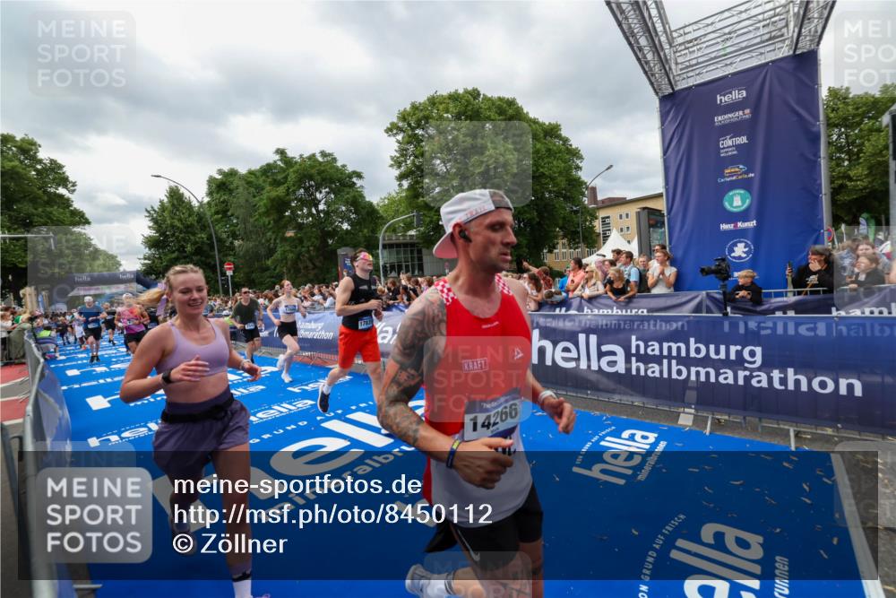 29.06.2025 - hella hamburg halbmarathon Zöllner http://msf.ph/oto/8450112 29.06.2025 10:58:52 Ziel 2159, 2488, 2840, 3859, 4833, 5277, 5675, 5885, 6720, 8807, 8929, 10268, 10539, 12734, 13512, 13880, 14266, 14673, 14902, 14965, 17405, 17630, 17839, 18232, 18954 meine-sportfotos.de