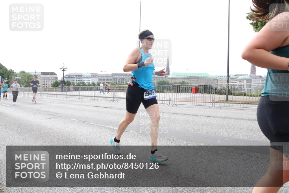 29.06.2025 - hella hamburg halbmarathon Lena Gebhardt http://msf.ph/oto/8450126 29.06.2025 10:30:46 Lombardsbrücke 2569, 1059, 1472, 1647, 2097, 2268, 2505, 2569, 2754, 2755, 2901, 3131, 3281, 4198, 4575, 4819, 6344, 6556, 6620, 7071, 7120, 7351, 8757, 9576, 9830, 10880, 10989, 11981, 11984, 12349, 12350, 12384, 12460, 12461, 12687, 12688, 14095, 14216, 14421, 14803, 15299, 15466, 15757, 15789, 15938, 16504, 16791, 16864, 17742, 17966, 18362, 18795, 18860, 19052 meine-sportfotos.de