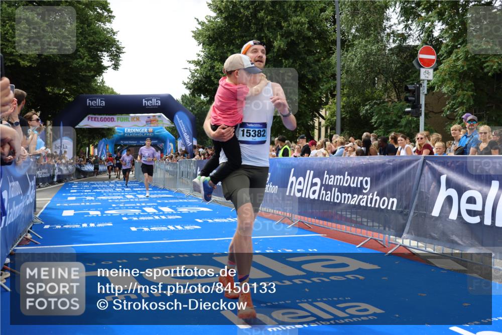 29.06.2025 - hella hamburg halbmarathon Strokosch-Dieckow http://msf.ph/oto/8450133 29.06.2025 10:38:06 Ziel 2849, 5091, 7743, 8091, 9944, 11049, 11952, 12915, 14274, 14688, 15382, 16698, 17623, 18986 meine-sportfotos.de