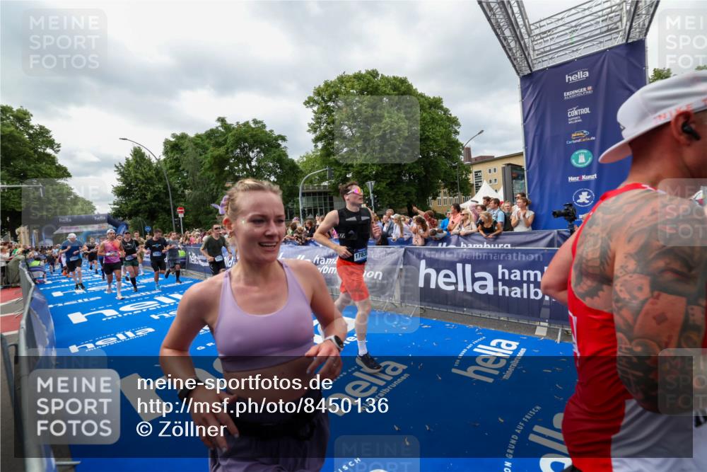 29.06.2025 - hella hamburg halbmarathon Zöllner http://msf.ph/oto/8450136 29.06.2025 10:58:52 Ziel 2159, 2488, 2840, 3859, 4833, 5277, 5675, 5885, 6720, 8807, 8929, 10268, 10539, 12734, 13512, 13880, 14266, 14673, 14902, 14965, 17405, 17630, 17839, 18232, 18954 meine-sportfotos.de