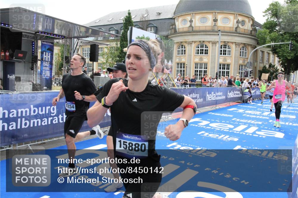 29.06.2025 - hella hamburg halbmarathon Michael Strokosch http://msf.ph/oto/8450142 29.06.2025 10:29:32 Ziel 2021, 2180, 8784, 9137, 10156, 10790, 12234, 15880, 16118, 17197, 18737, 19203 meine-sportfotos.de