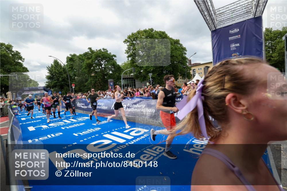 29.06.2025 - hella hamburg halbmarathon Zöllner http://msf.ph/oto/8450148 29.06.2025 10:58:52 Ziel 2159, 2488, 2840, 3859, 4833, 5277, 5675, 5885, 6720, 8807, 8929, 10268, 10539, 12734, 13512, 13880, 14266, 14673, 14902, 14965, 17405, 17630, 17839, 18232, 18954 meine-sportfotos.de