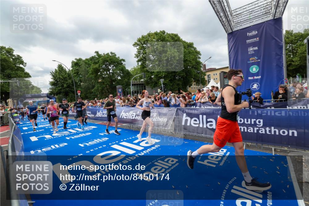29.06.2025 - hella hamburg halbmarathon Zöllner http://msf.ph/oto/8450174 29.06.2025 10:58:53 Ziel 2159, 2488, 2840, 3859, 4632, 4833, 5277, 5885, 6720, 8807, 9156, 9353, 10268, 10539, 12734, 13880, 14266, 14673, 14902, 14965, 17405, 17630, 17839, 18232, 18954 meine-sportfotos.de