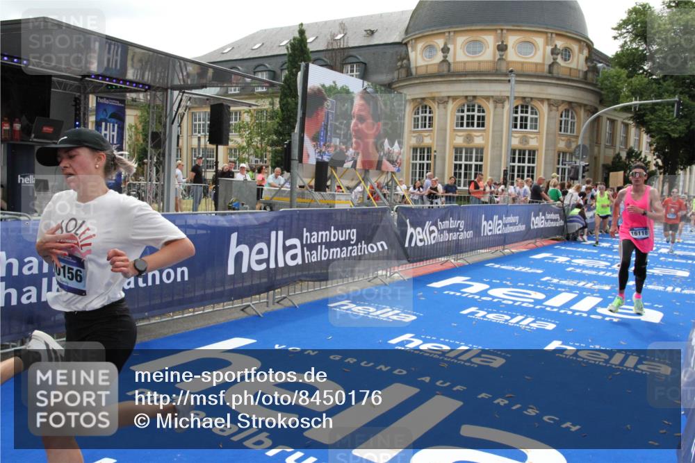 29.06.2025 - hella hamburg halbmarathon Michael Strokosch http://msf.ph/oto/8450176 29.06.2025 10:29:32 Ziel 2021, 2180, 8784, 9137, 10156, 10790, 12234, 15880, 16118, 17197, 18737, 19203 meine-sportfotos.de