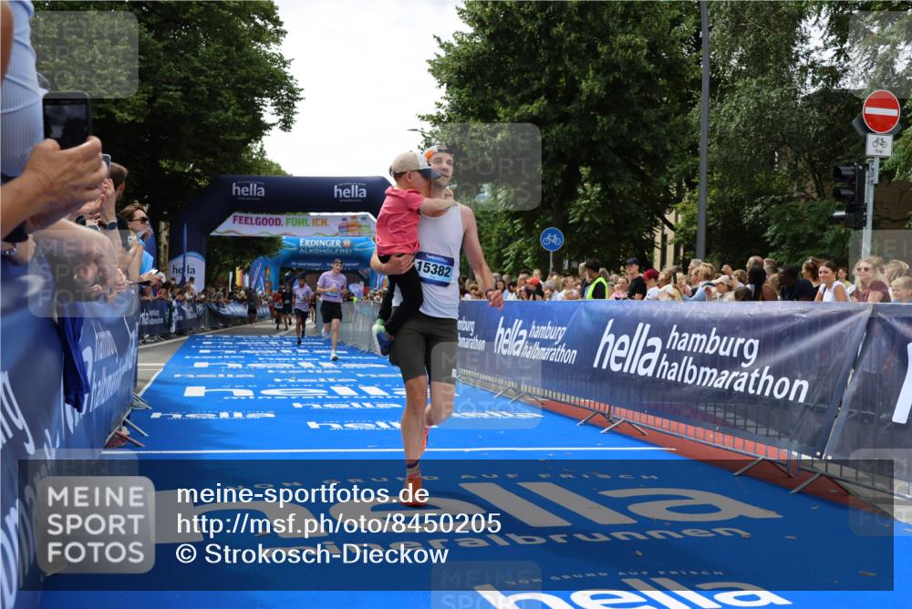 29.06.2025 - hella hamburg halbmarathon Strokosch-Dieckow http://msf.ph/oto/8450205 29.06.2025 10:38:05 Ziel 5091, 7229, 7743, 8091, 9944, 11049, 11952, 12915, 14274, 15303, 15382, 16698, 17623, 18986 meine-sportfotos.de