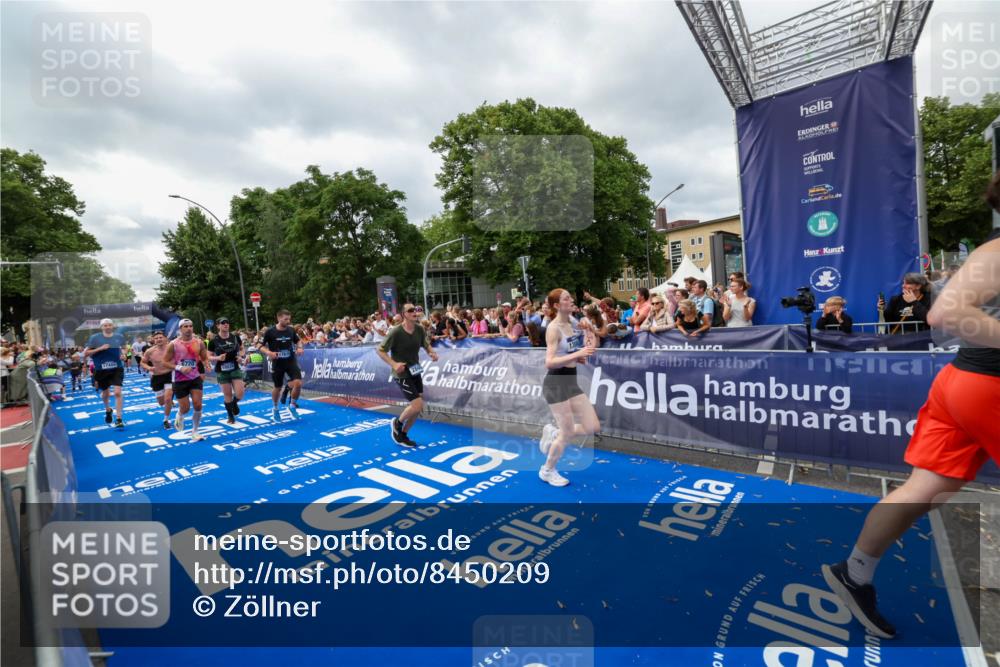 29.06.2025 - hella hamburg halbmarathon Zöllner http://msf.ph/oto/8450209 29.06.2025 10:58:53 Ziel 2159, 2488, 2840, 3859, 4632, 4833, 5277, 5885, 6720, 8807, 9156, 9353, 10268, 10539, 12734, 13880, 14266, 14673, 14902, 14965, 17405, 17630, 17839, 18232, 18954 meine-sportfotos.de