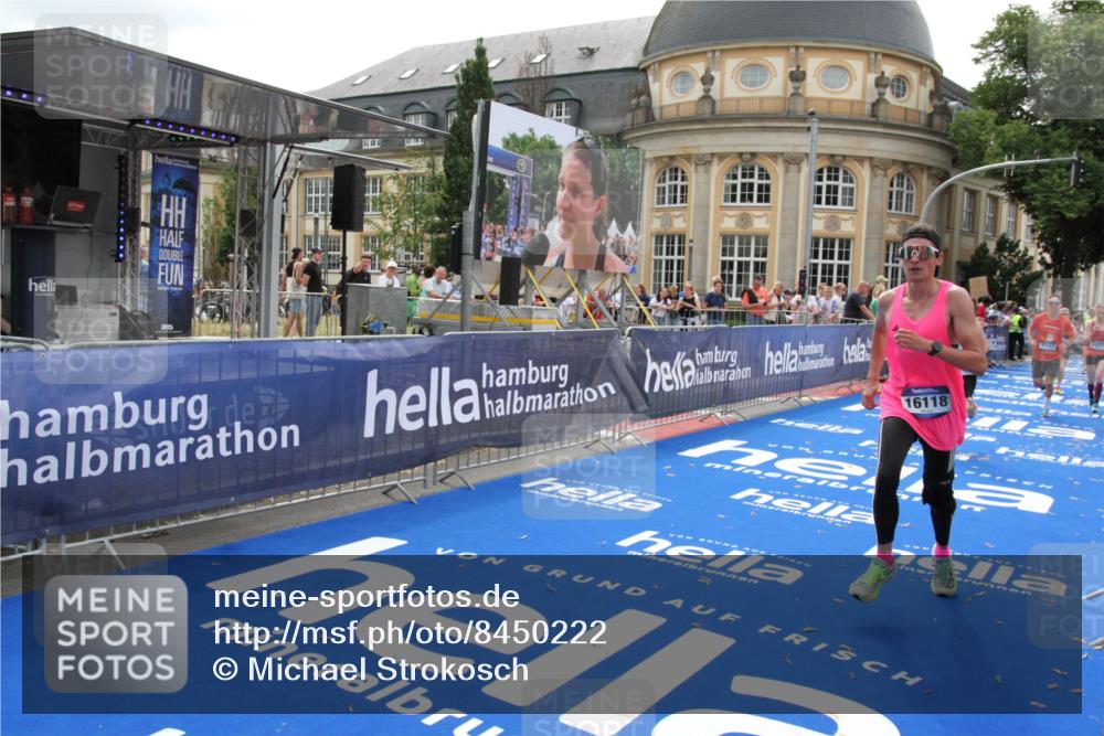 29.06.2025 - hella hamburg halbmarathon Michael Strokosch http://msf.ph/oto/8450222 29.06.2025 10:29:33 Ziel 2021, 2180, 8784, 9137, 10156, 10790, 12234, 15880, 16118, 17197, 18737 meine-sportfotos.de